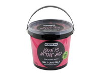 BEAUTY JAR LOVE IS IN THE AIR vonios druskos kristalai su aviečių ekstraktu, 1200 g